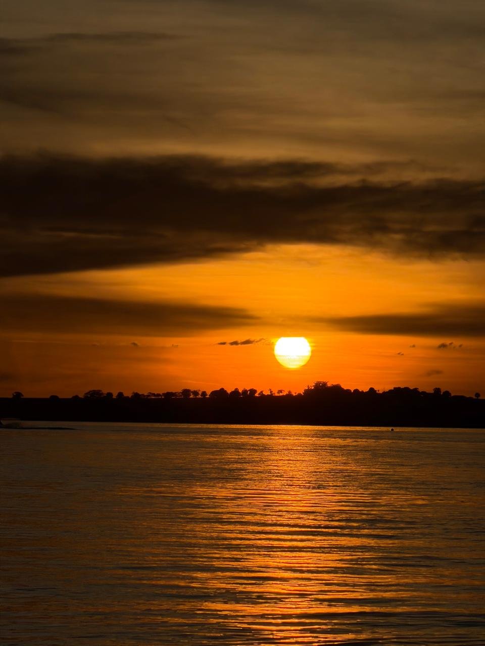 Pôr do sol às margens do Rio Paraná, na Marina Náutica
